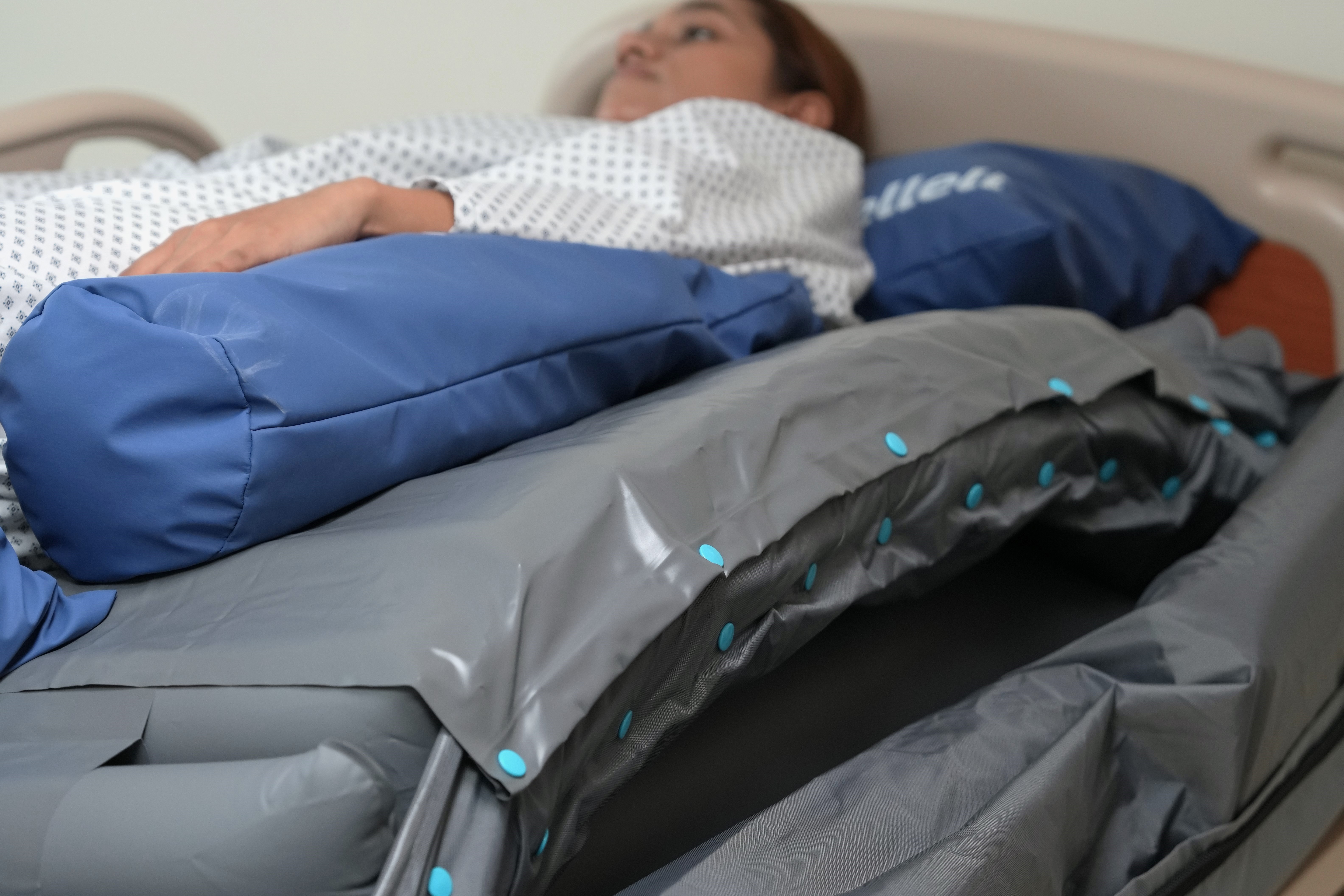 Lateral turning mattress offering optimal pressure relief